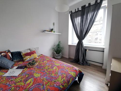una camera con letto e finestra di Scandinavian style 3 bedrooms, great location a Danzica