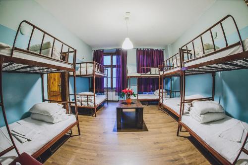 Двухъярусная кровать или двухъярусные кровати в номере Mohito Hostel
