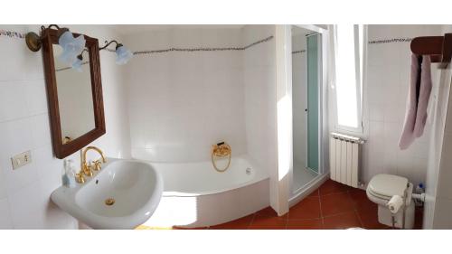 a bathroom with a tub and a sink and a toilet at Casa Dalia in Pietrabruna