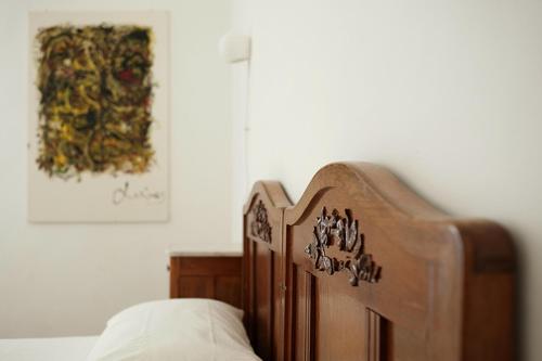 a wooden headboard of a bed in a bedroom at Dimora Rugiada in Chieti