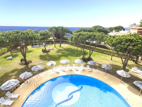 una vista aérea de una piscina con sombrillas y sillas en Apartment Ipanema 3 by Algarve Vacation, en Albufeira