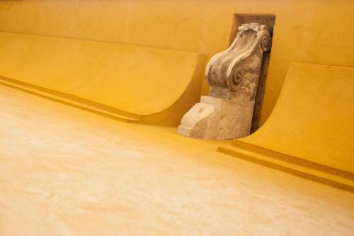 a vase sitting on the side of a wall at Dimora Rugiada in Chieti