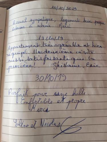 studio في سونس: رسالة مكتوبة بخط اليد الأزرق في دفتر ملاحظات