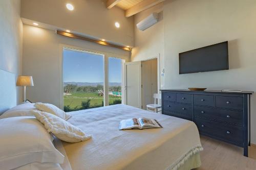 Posteľ alebo postele v izbe v ubytovaní Luxury Villa Spaccasole su Cortona - Sauna & Infinity Pool
