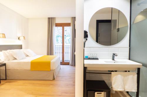 Postel nebo postele na pokoji v ubytování Hotel Boutique Puerta de las Granadas