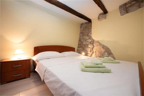 Ένα ή περισσότερα κρεβάτια σε δωμάτιο στο 2 Apartments in Old Stone House near Opatija