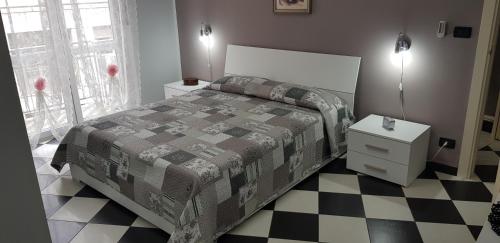 阿斯蒂的住宿－Appartamento Saretta，一间卧室配有一张床,铺有一个 ⁇ 板地板