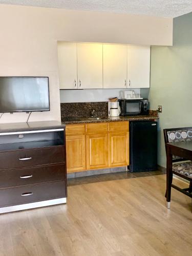 Cucina o angolo cottura di Olive Tree Inn & Suites