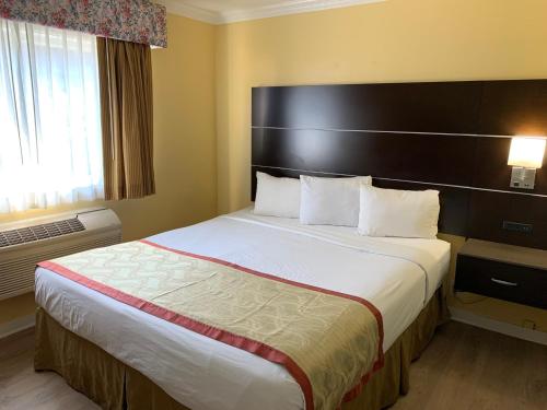 Letto o letti in una camera di Olive Tree Inn & Suites
