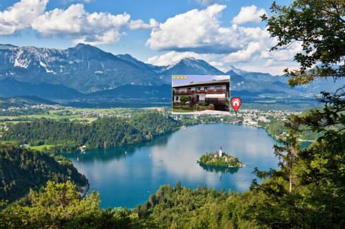 uma pequena ilha no meio de um lago em Apartments Fine Stay Bled em Bled