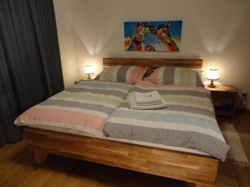 1 dormitorio con 1 cama de madera y 2 lámparas en Ferienwohnung Fuchs, en Bad Mitterndorf