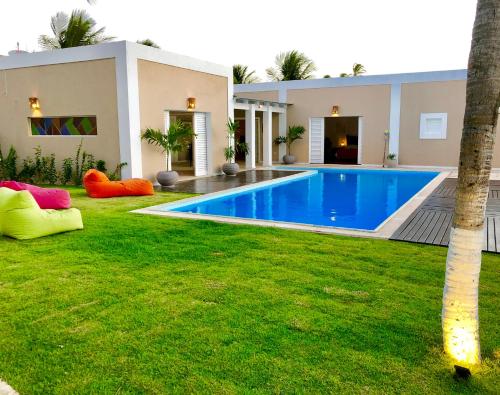 una casa con piscina en un patio en Casa Vivi Cumbuco, en Cumbuco