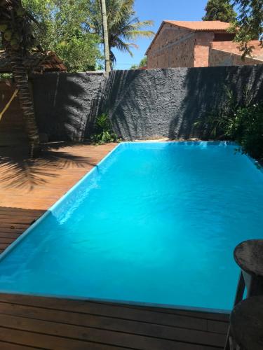una piscina azul junto a una valla en Casa de ferias, en Trancoso
