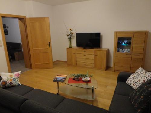 Una televisión o centro de entretenimiento en Ferienwohnung Fuchs