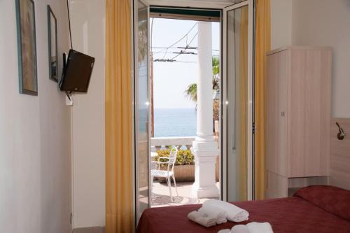 Habitación con cama y vistas al océano. en Hotel Villa La Brise, en San Remo