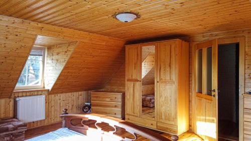 Horní PodlužíにあるChalupa u vleku Horní Podlužíのベッドと窓が備わる木造キャビン内のベッドルーム1室です。