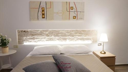 a bedroom with a bed and a painting on the wall at Dimora Elizabeth II in Modugno