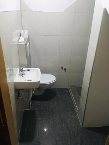 Koupelna v ubytování OMLADINSKI HOTEL ROSTOVO