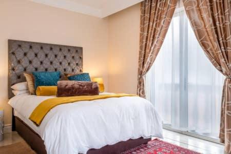 Llit o llits en una habitació de Luxury Apartment, Near V&A Waterfront and CPT Stadium
