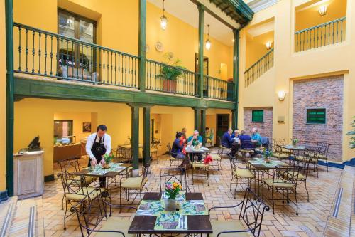 Un restaurante o sitio para comer en Hotel De La Opera