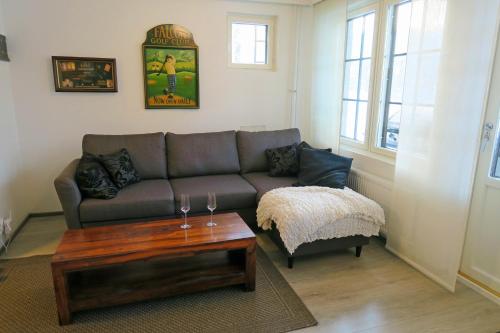 Una sala de estar con un sofá y una mesa de café. en Apartments Golf, en Tahkovuori