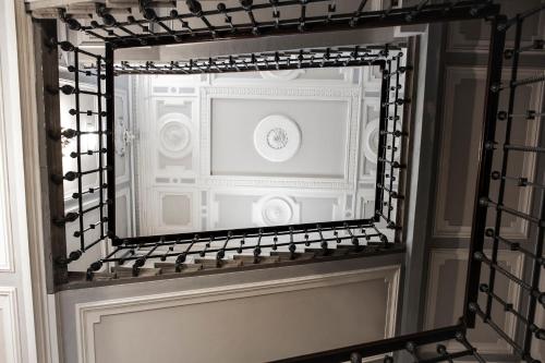 a mirror on a wall in a room at Villa Royal in Florence