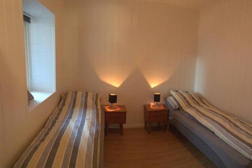 מיטה או מיטות בחדר ב-Balestrand Fjordapartments Holmen 19A
