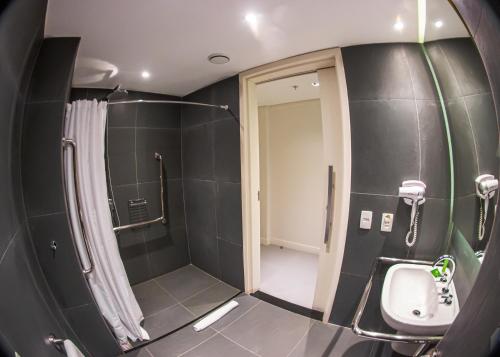 a bathroom with a shower, sink, and toilet at ibis Styles Rio de Janeiro Botafogo in Rio de Janeiro