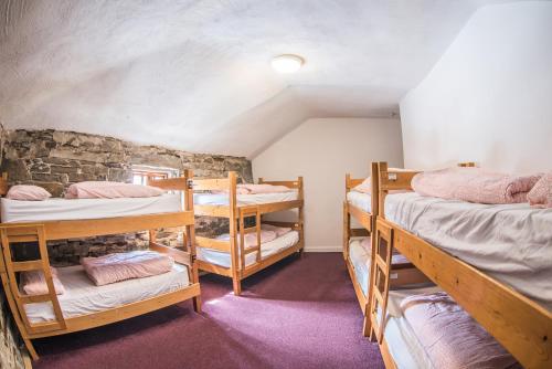 Dormitorio con 4 letti a castello di Old Mill Holiday Hostel a Westport