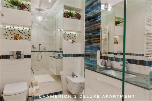 Polana Szymoszkowa Ski Resort - Chamerion Apartments في زاكوباني: حمام أبيض مع مرحاض ومغسلة