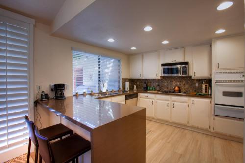 Η κουζίνα ή μικρή κουζίνα στο Sundance Villas by Private Villa Management