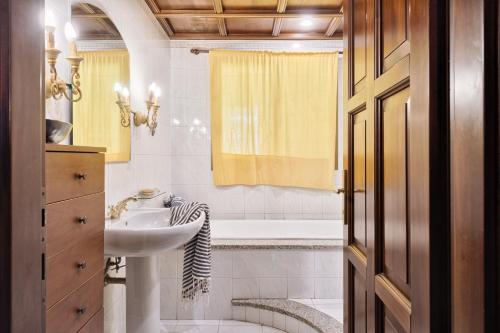 een badkamer met een wastafel en een ligbad bij Central Apartment in Turijn