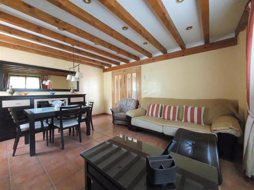 sala de estar con sofá y mesa en Casa familiar con jardín “Arana Etxea” EBI01207, en Orduña