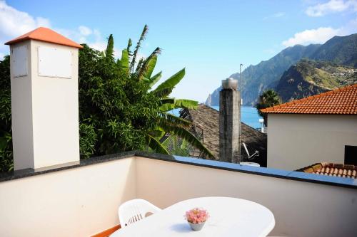 En balkon eller terrasse på Jaca Hostel Porto da Cruz