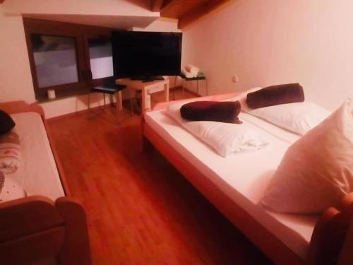 Tempat tidur dalam kamar di OMLADINSKI HOTEL ROSTOVO