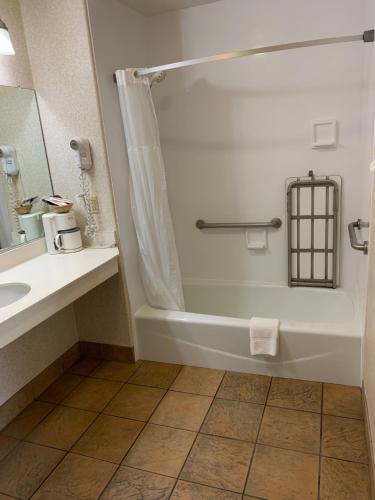 un bagno con doccia, lavandino e vasca di Olive Tree Inn & Suites a San Luis Obispo