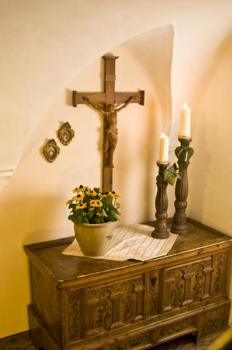 a cross and candles on top of a wooden table at Hotel Zum Hirschen in Längenfeld