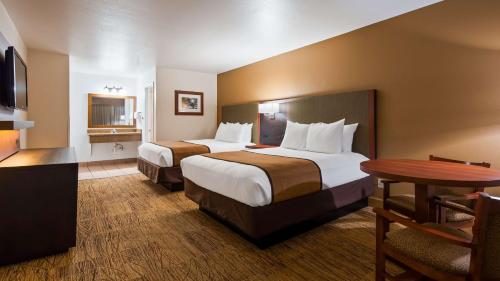 Ένα ή περισσότερα κρεβάτια σε δωμάτιο στο Best Western Discovery Inn