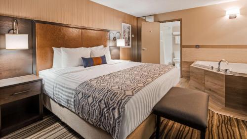Postel nebo postele na pokoji v ubytování Best Western PLUS Calgary Centre Inn
