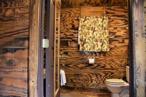 Bathroom sa Grand Canyon Western Ranch