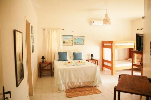 una camera da letto con letto e cuscini blu di Pousada Brisamares a Ponta do Anel