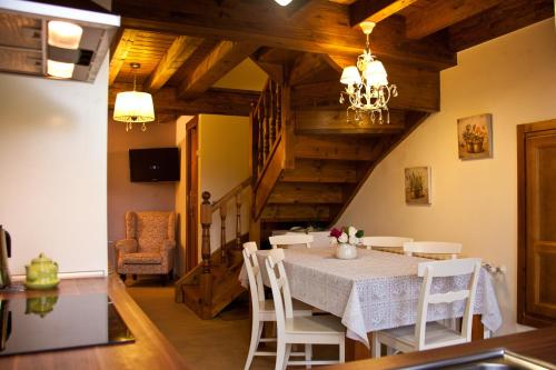 un comedor con mesa y sillas y una escalera en Casa Rural Madre Pepa, en Carreña