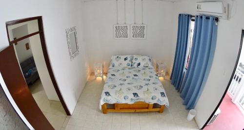 a small room with a bed and a mirror at Marmows Place in San Andrés