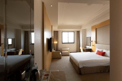 Un pat sau paturi într-o cameră la Ever Delightful Business Hotel