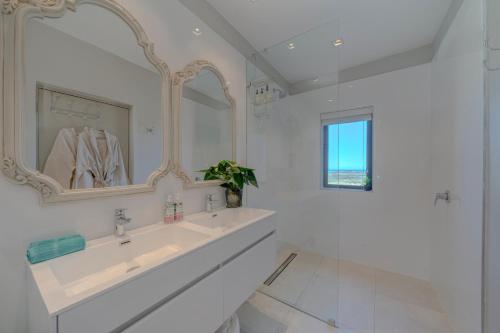 Ένα μπάνιο στο 365 Sunset Self Catering Apartments