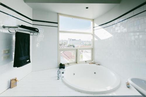 Bathroom sa Coastal Penthouse at Coogee Beach
