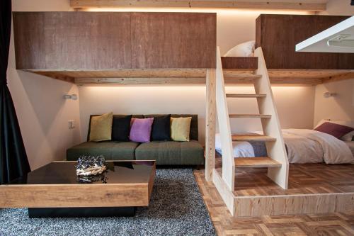 - un salon avec des lits superposés et un canapé dans l'établissement GRAND CAVE YOKOHAMA, à Yokohama