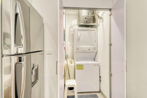 une cuisine avec lave-linge, sèche-linge et réfrigérateur dans l'établissement Icono Playa Condos, B307, à Playa del Carmen