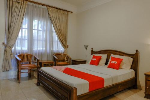 Säng eller sängar i ett rum på Super OYO 1803 Hotel Sarangan Permai