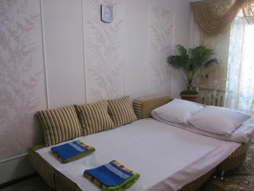 ミネラーリヌィエ・ヴォードィにあるАппартаменты по улице Горскойのベッド1台(タオル2枚付)が備わる客室です。